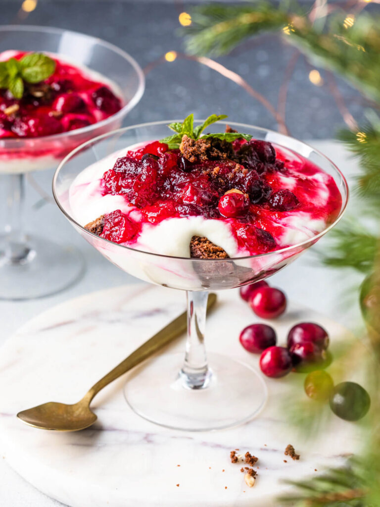 Schicht-Dessert im Glas mit Schokoladen-Brownies & Cranberries