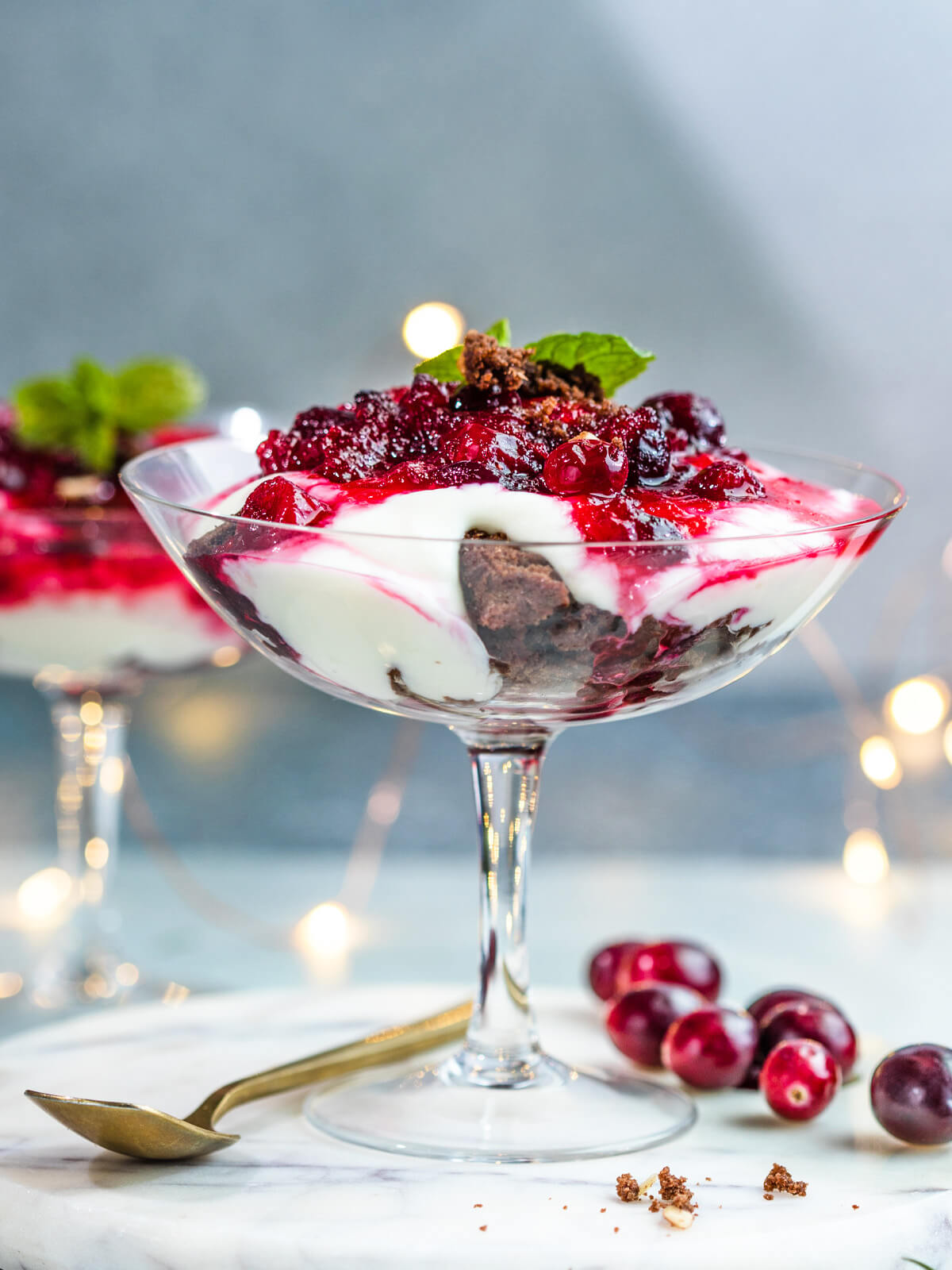 Schicht-Dessert im Glas mit Schokoladen-Brownies & Cranberries