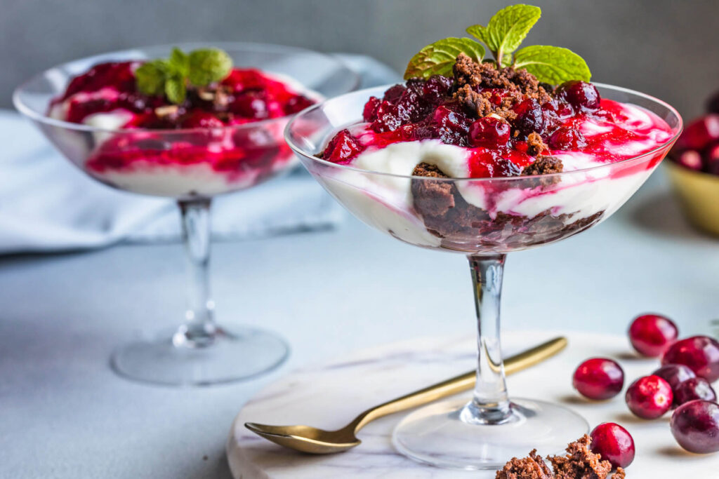 Schicht-Dessert im Glas mit Schokoladen-Brownies & Cranberries