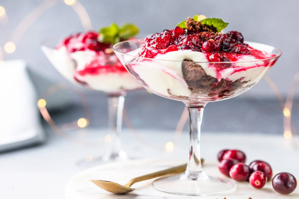 Schicht-Dessert im Glas mit Schokoladen-Brownies & Cranberries