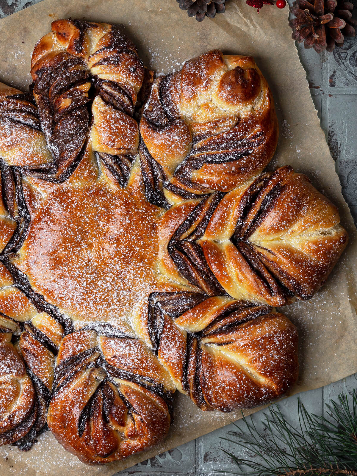 Schneeflocken-Hefebrot mit Schokoladen-Nuss-Füllung