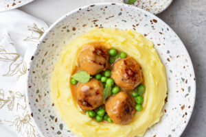 Schwedische Hackbällchen (Köttbullar) mit Kartoffelpüree