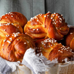 Schwedische Kürbisbrötchen mit Kardamom (Hefeknoten)