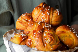 Schwedische Kürbisbrötchen mit Kardamom (Hefeknoten)
