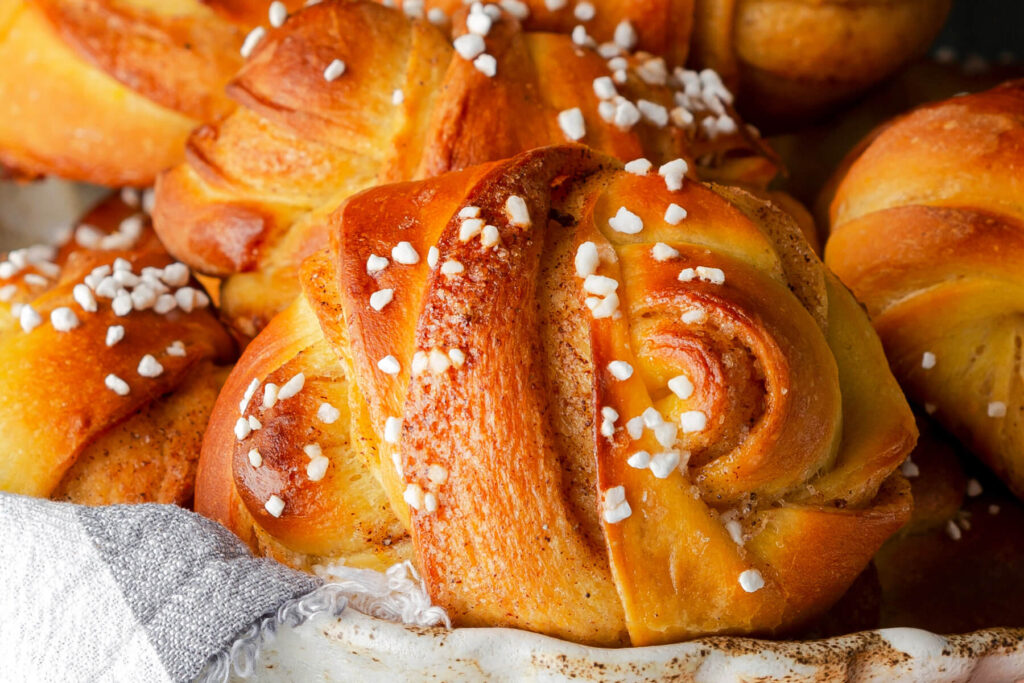 Schwedische Kürbisbrötchen mit Kardamom (Hefeknoten)