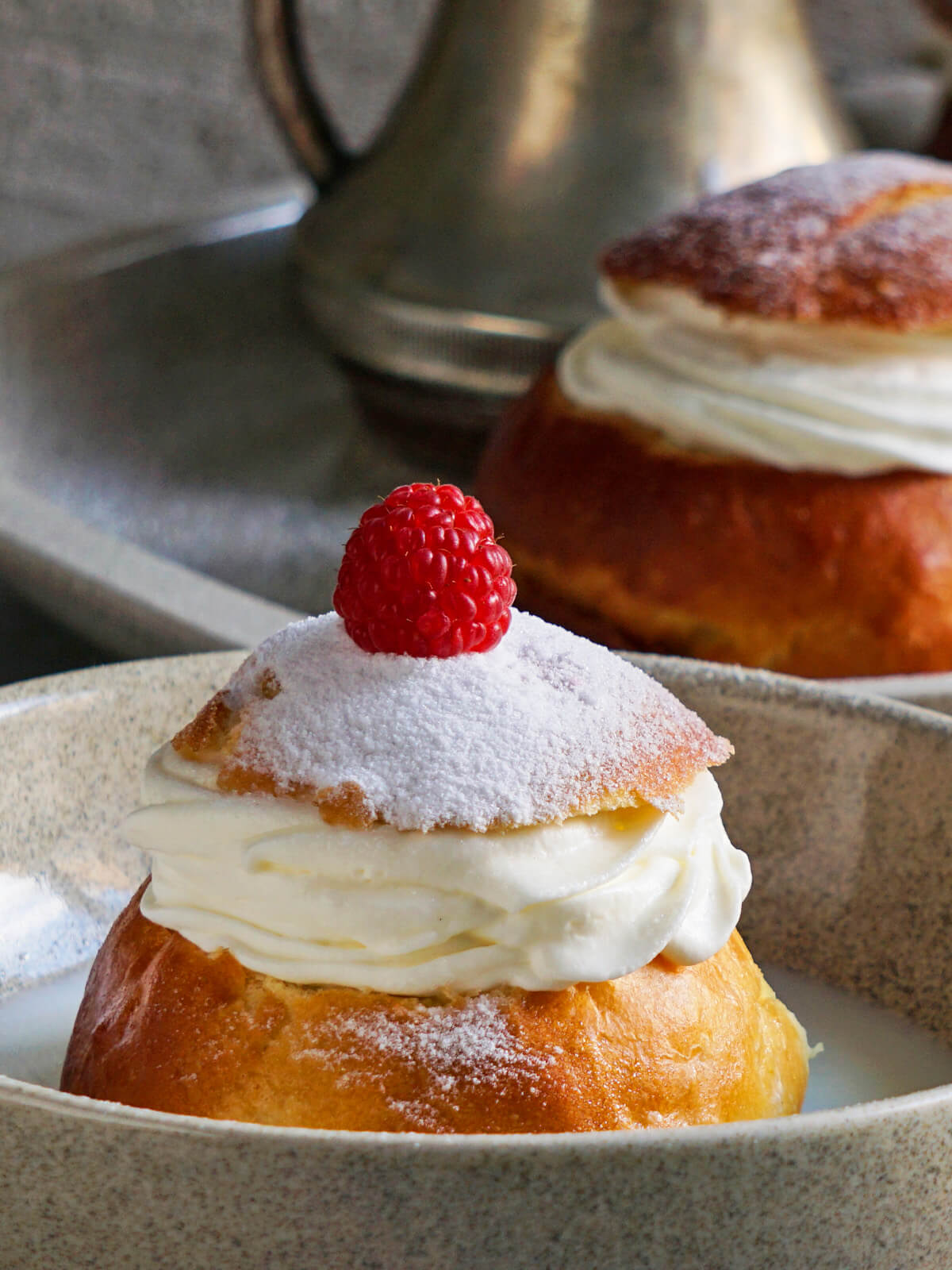 Semla (Semlor) - Kardamom-Hefebrioche mit Mandelfüllung