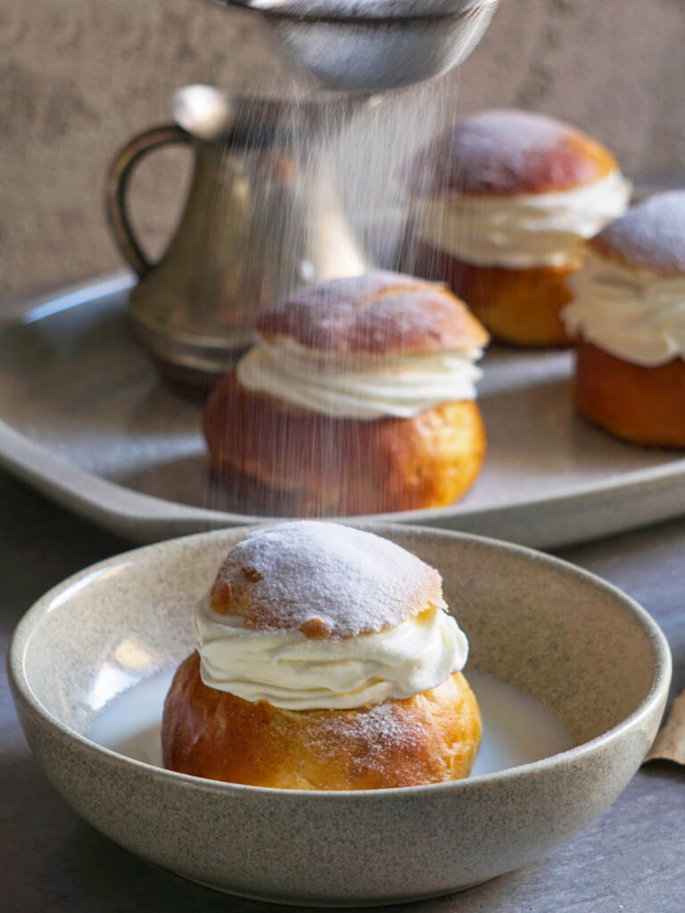 Semla (Semlor) - Kardamom-Hefebrioche mit Mandelfüllung