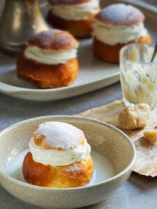 Semla (Semlor) - Kardamom-Hefebrioche mit Mandelfüllung