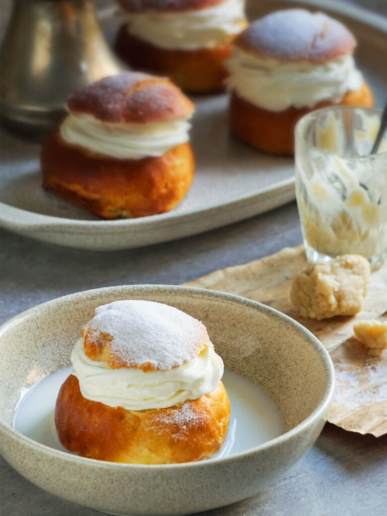 Semla (Semlor) - Kardamom-Hefebrioche mit Mandelfüllung