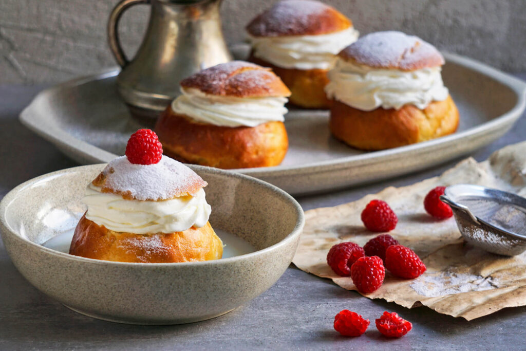 Semla (Semlor) - Kardamom-Hefebrioche mit Mandelfüllung
