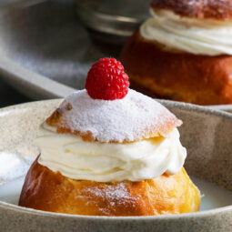 Semla (Semlor) - Kardamom-Hefebrioche mit Mandelfüllung
