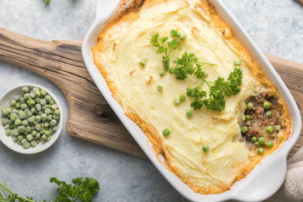 Shepherd's Pie - britischer Comfort-Food-Auflauf mit cremigem Kartoffelpüree