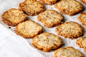 Shortbread-Kekse mit Pekannüssen und weißer Schokolade