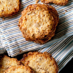 Shortbread-Kekse mit Pekannüssen und weißer Schokolade