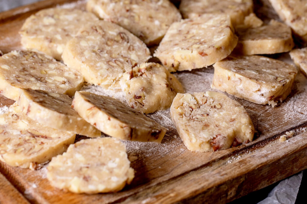 Shortbread-Kekse mit Pekannüssen und weißer Schokolade