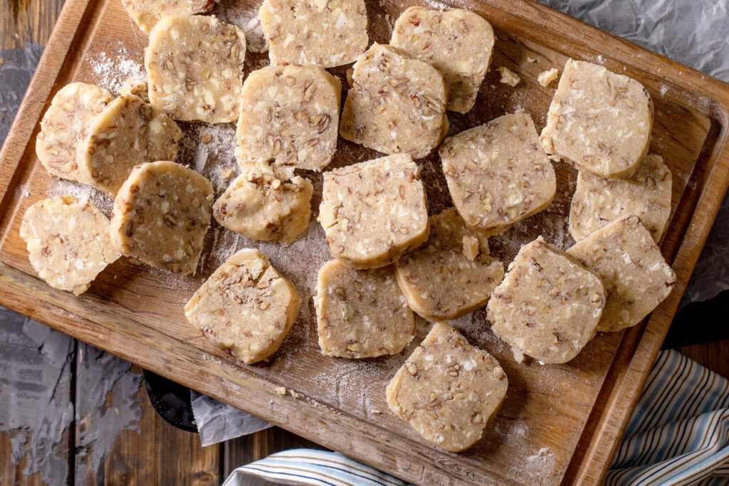 Shortbread-Kekse mit Pekannüssen und weißer Schokolade