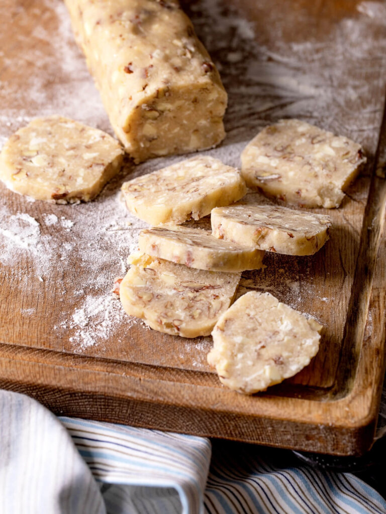 Shortbread-Kekse mit Pekannüssen und weißer Schokolade
