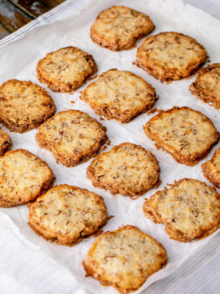 Shortbread-Kekse mit Pekannüssen und weißer Schokolade