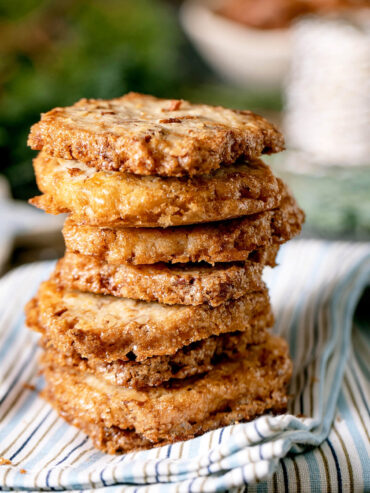 Shortbread-Kekse mit Pekannüssen und weißer Schokolade