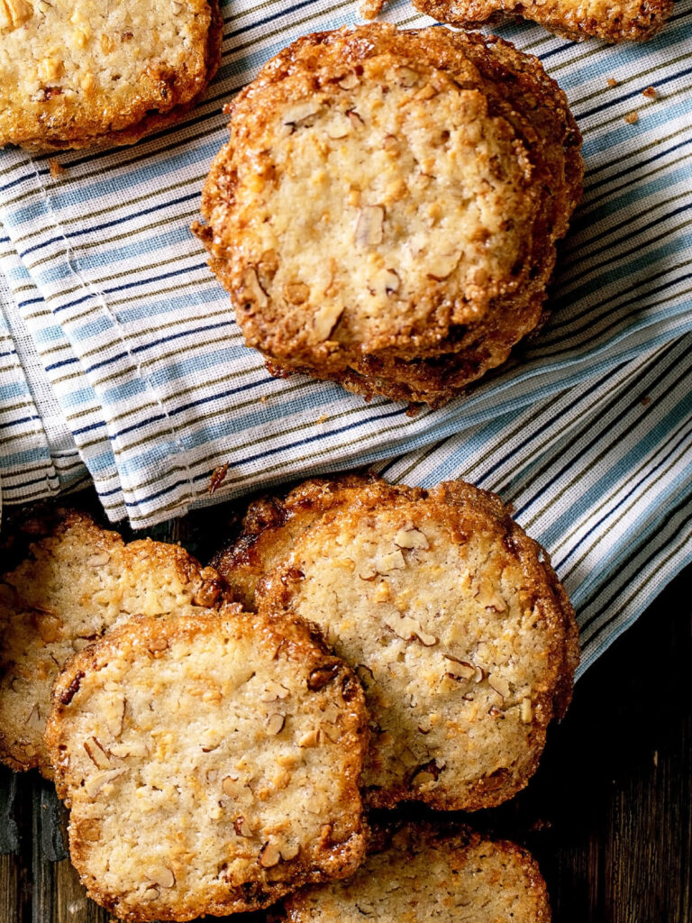 Shortbread-Kekse mit Pekannüssen und weißer Schokolade