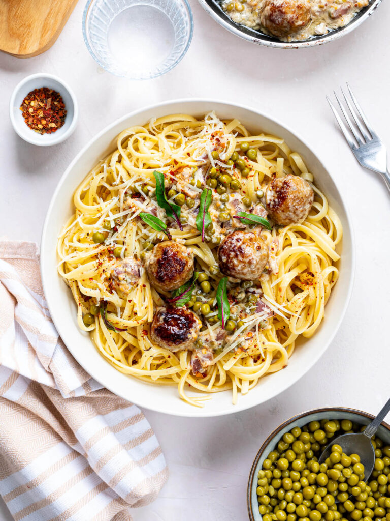 Spaghetti mit Fleischbällchen in Senf-Sahne-Soße