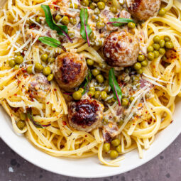 Spaghetti mit Fleischbällchen in Senf-Sahne-Soße