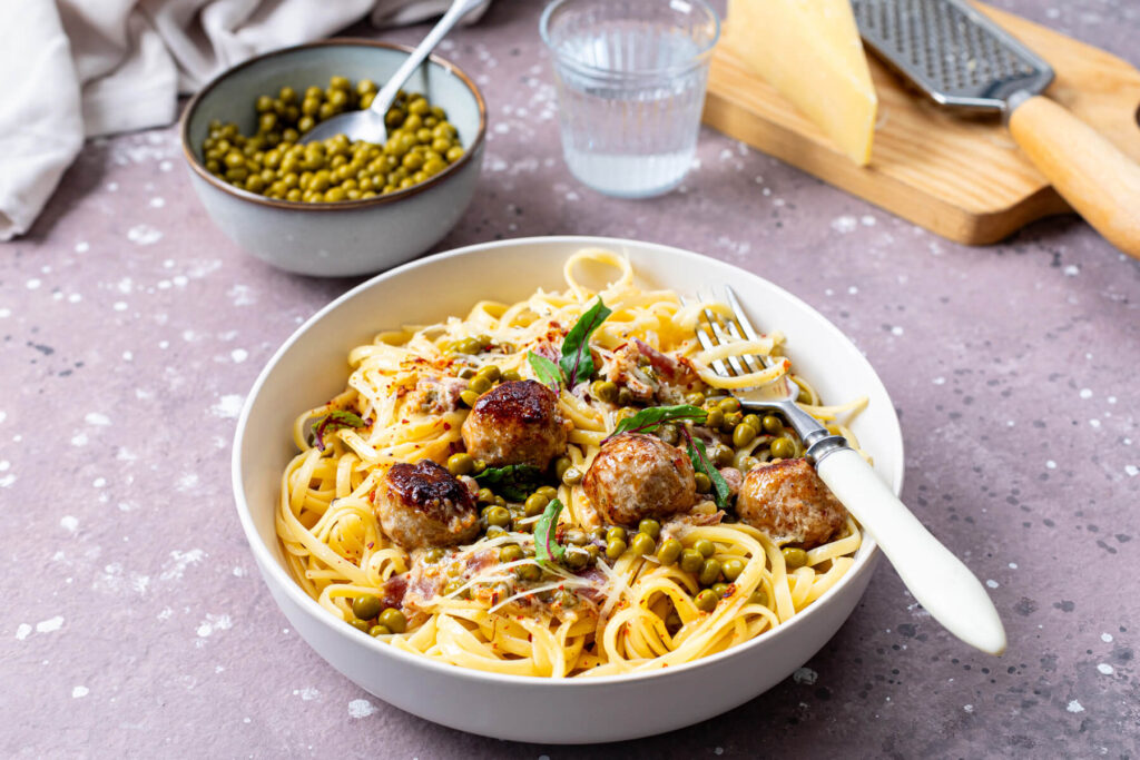 Spaghetti mit Fleischbällchen in Senf-Sahne-Soße