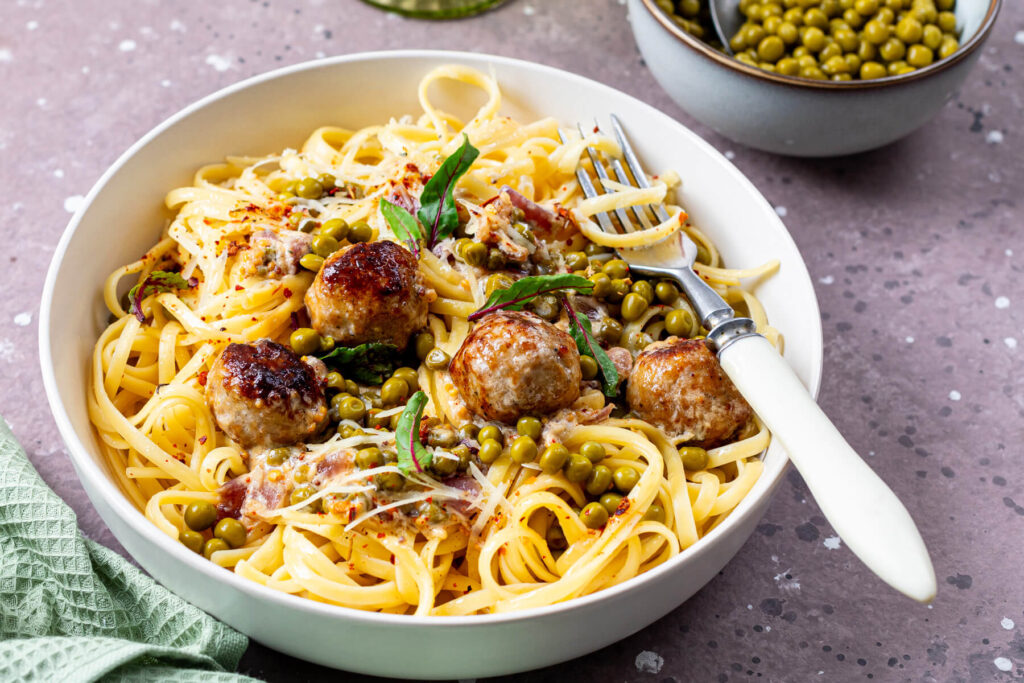 Spaghetti mit Fleischbällchen in Senf-Sahne-Soße