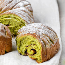 Spinat-Hefebrot mit Schokoladenfüllung (Wool Roll Bread)