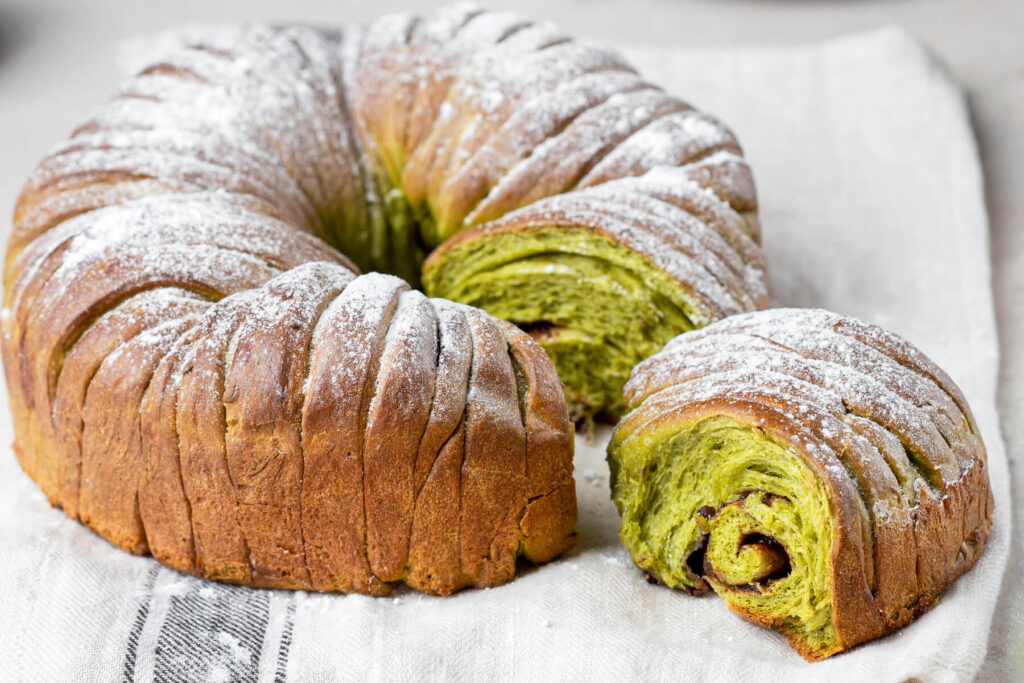 Spinat-Hefebrot mit Schokoladenfüllung (Wool Roll Bread)