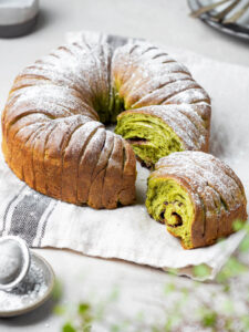 Spinat-Hefebrot mit Schokoladenfüllung