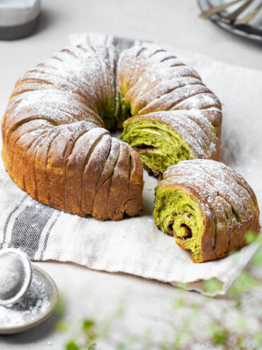 Spinat-Hefebrot mit Schokoladenfüllung (Wool Roll Bread)