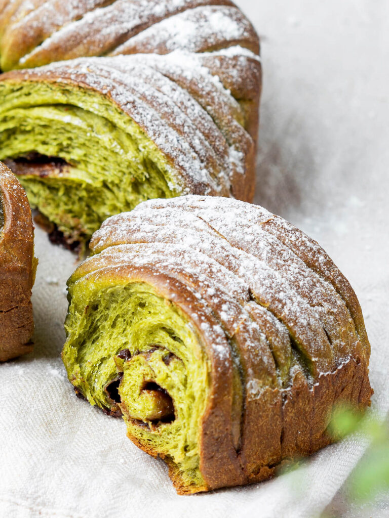 Spinat-Hefebrot mit Schokoladenfüllung (Wool Roll Bread)