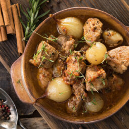 Stifado – Griechischer Rindfleisch-Schmortopf