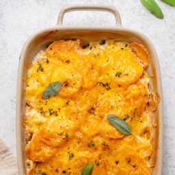 Süßkartoffel-Gratin mit Sahne und Kräutern