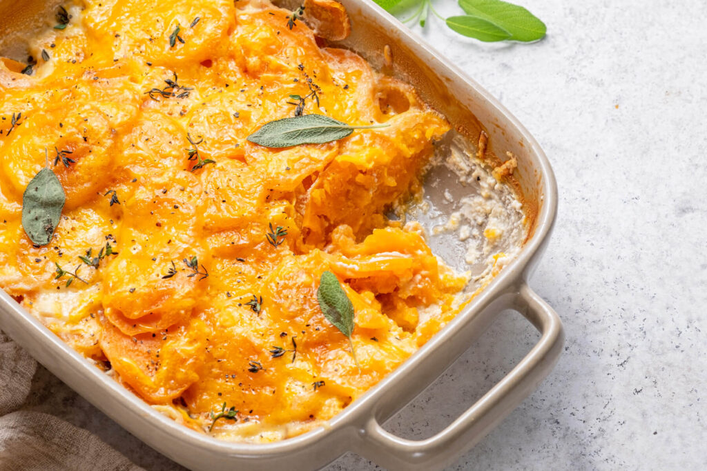 Süßkartoffel-Gratin mit Sahne und Kräutern