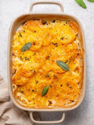 Süßkartoffel-Gratin mit Sahne und Kräutern
