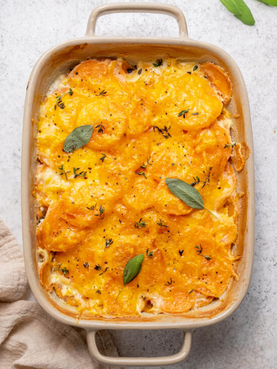 Süßkartoffel-Gratin mit Sahne und Kräutern