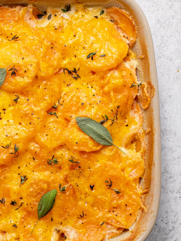 Süßkartoffel-Gratin mit Sahne und Kräutern
