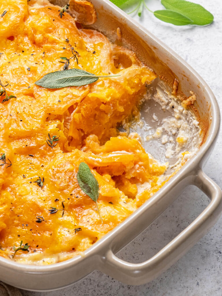 Süßkartoffel-Gratin mit Sahne und Kräutern