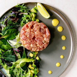Thunfisch-Tatar mit Avocado und Senf-Limetten-Dressing