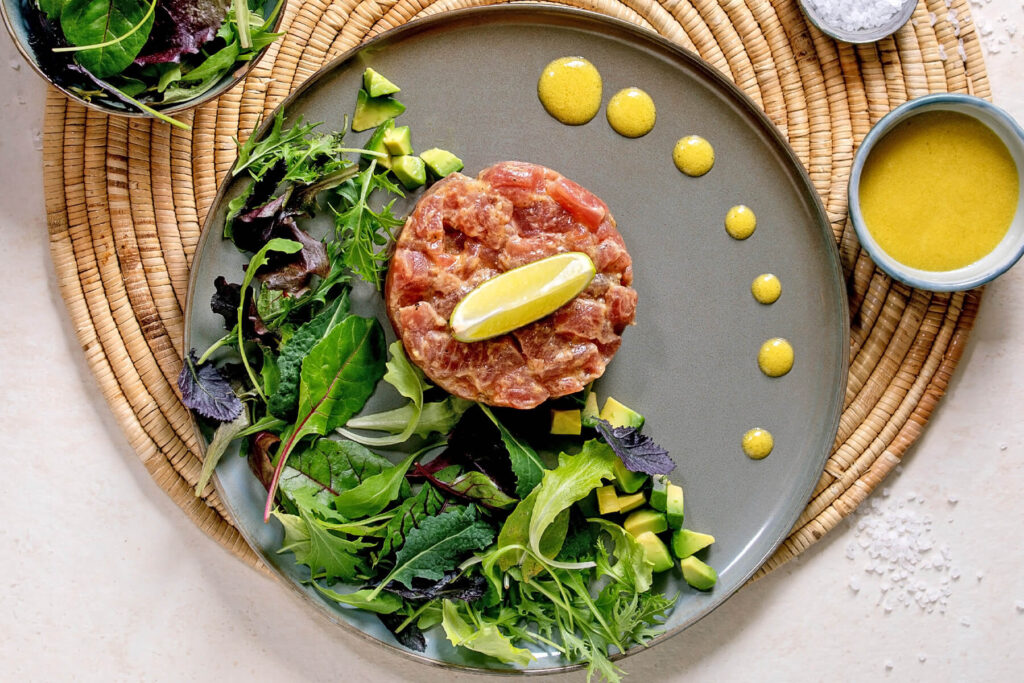 Thunfisch-Tatar mit Avocado und Senf-Limetten-Dressing