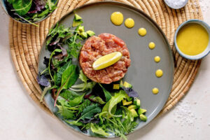Thunfisch-Tatar mit Avocado und Senf-Limetten-Dressing