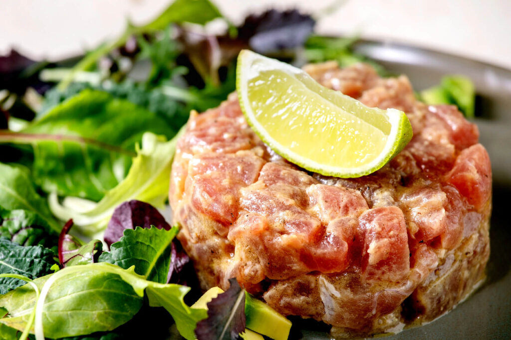 Thunfisch-Tatar mit Avocado und Senf-Limetten-Dressing