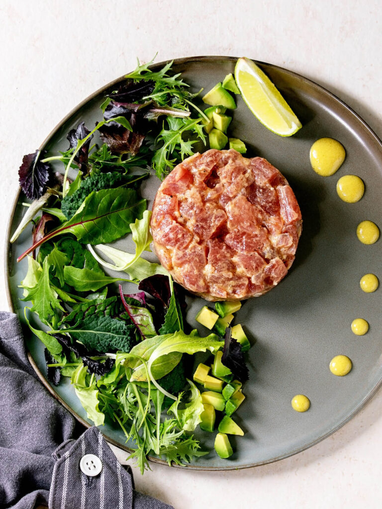 Thunfisch-Tatar mit Avocado und Senf-Limetten-Dressing
