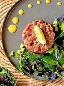 Thunfisch-Tatar mit Avocado und Senf-Limetten-Dressing