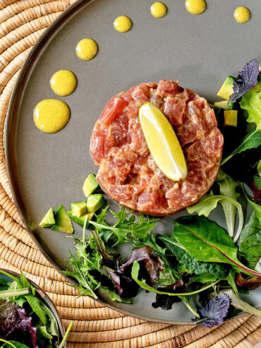 Thunfisch-Tatar mit Avocado und Senf-Limetten-Dressing