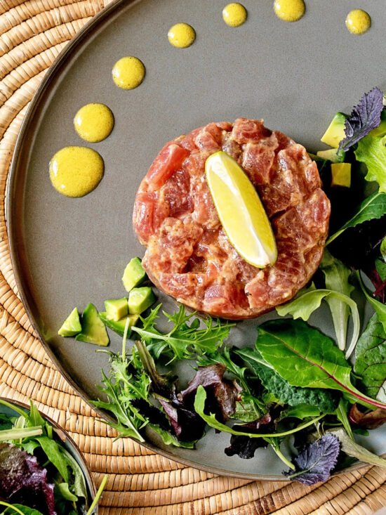 Thunfisch-Tatar mit Avocado und Senf-Limetten-Dressing