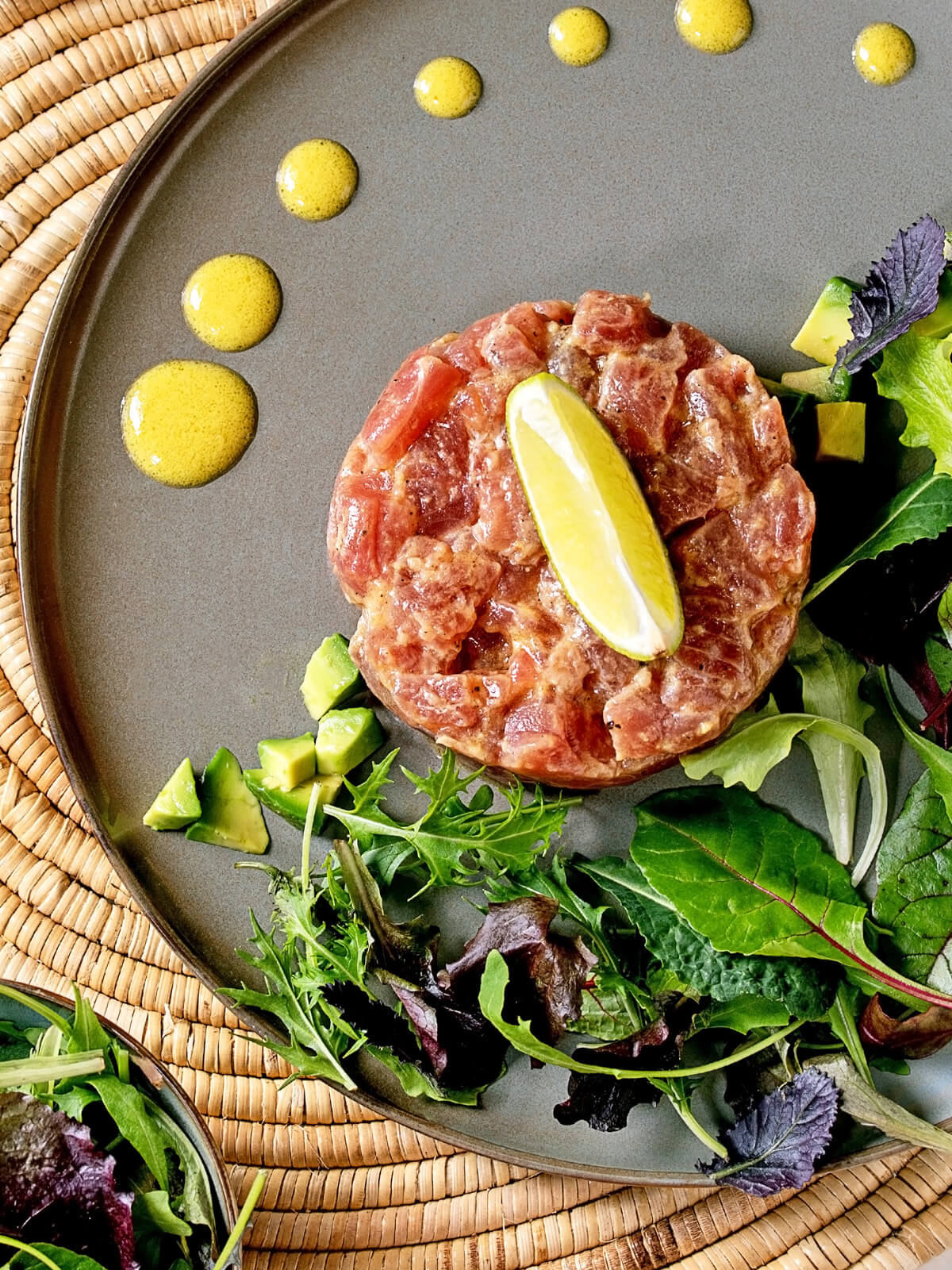 Thunfisch-Tatar mit Avocado und Senf-Limetten-Dressing