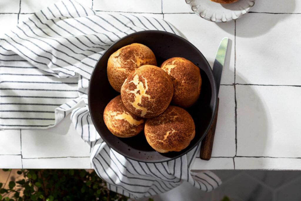 Fluffige Tigerbrötchen mit Kakaokruste: Rezept für weiche Hefebrötchen